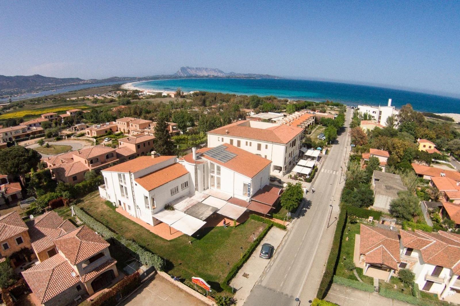 Hotel Al Faro Spiaggia La Cinta Santeodoro 圣特奥多罗 外观 照片